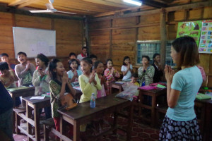 カンボジアの学校でボランティア/夫婦で世界一周新婚旅行