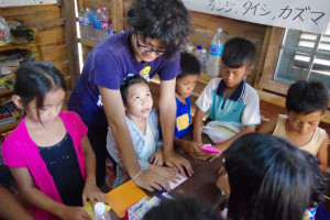 カンボジアの学校で折り紙教室/夫婦で世界一周新婚旅行