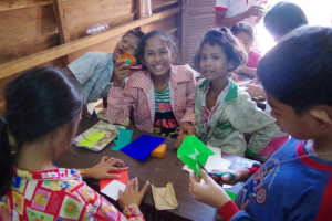 カンボジアの学校で折り紙教室/夫婦で世界一周新婚旅行