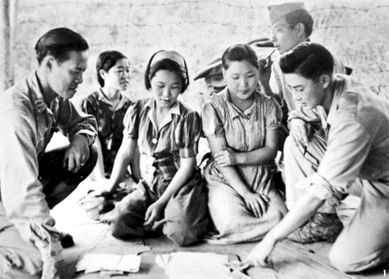 Captured_comfort_women_in_Myitkyina_on_August_14_in_1944