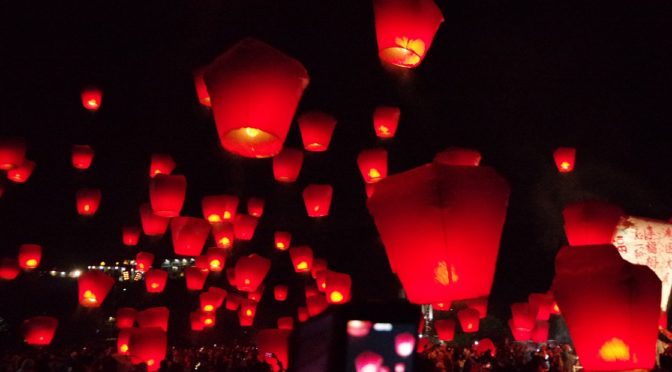 台湾で年に一度の一斉ランタン飛ばし（平渓天燈祭）に参加した！