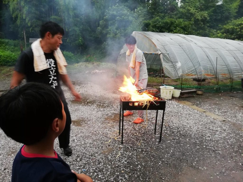 カツオの藁焼き体験。藁の火の上でカツオを焙る